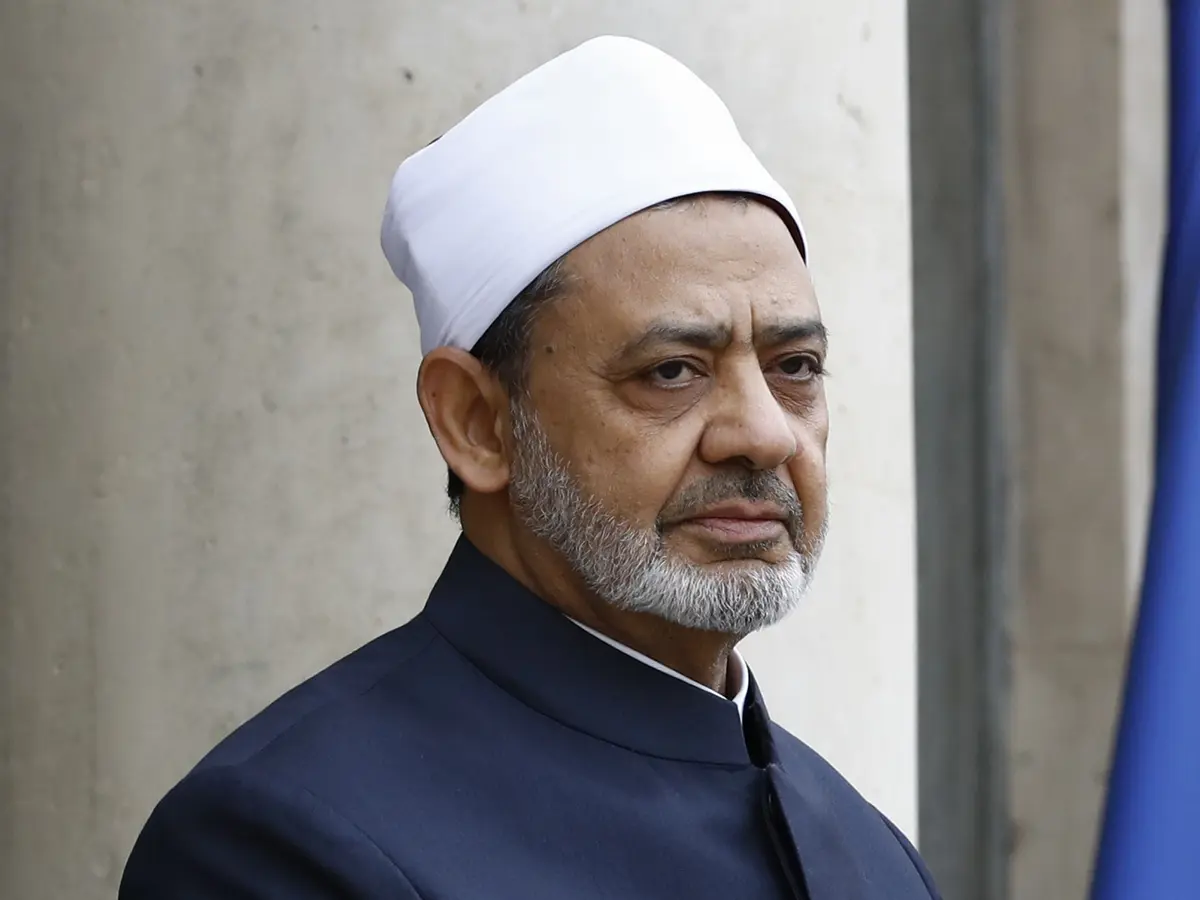 شيخ الأزهر يبين حكم استخدام هاتف العمل في مكالمات شخصية 
