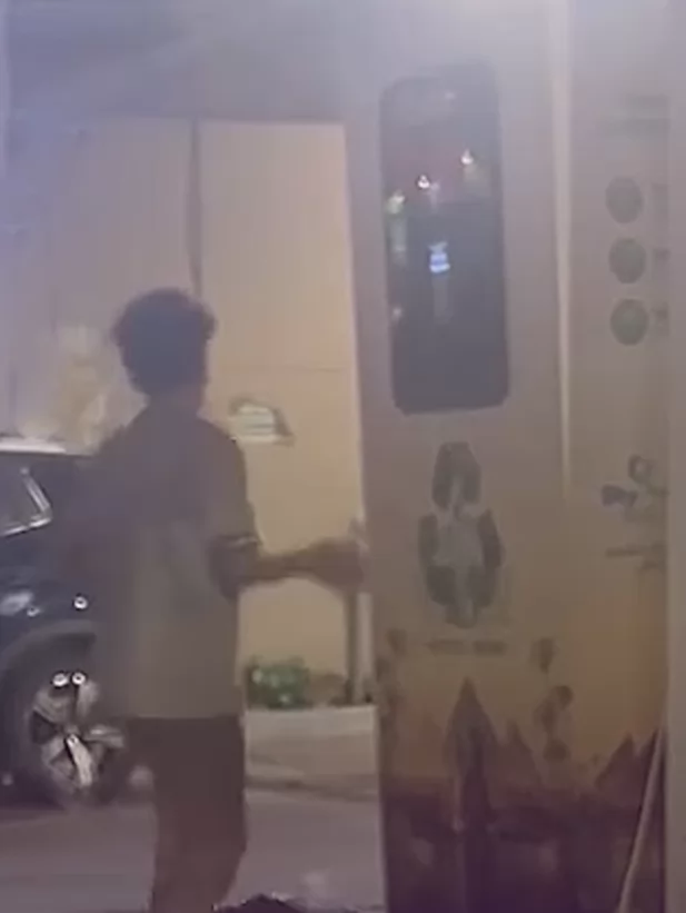ضبط طفل ظهرفي فيديو يسرق عبوات من ماكينة تدوير بالدقي 