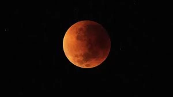 خسوف قمري عميق يزين سماء مصر ... فجر الجمعة