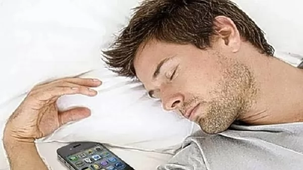 قبل أن تغلق عينيك.. 30 دقيقة بعيدًا عن الهاتف قد تحسن نومك