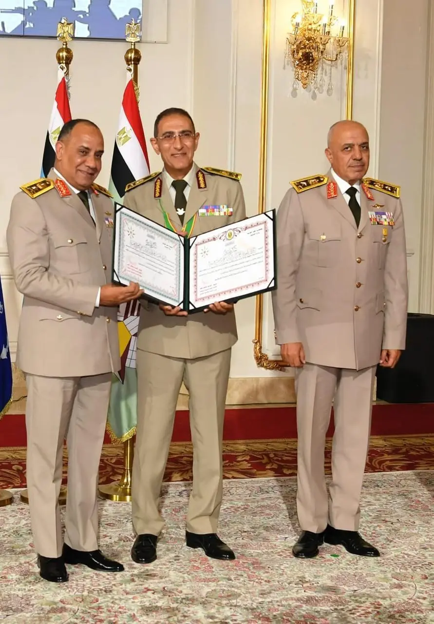 الفريق أشرف سالم زاهر يكرم عدداً من القادة الذين أوفوا العطاء بالقوات المسلحة 