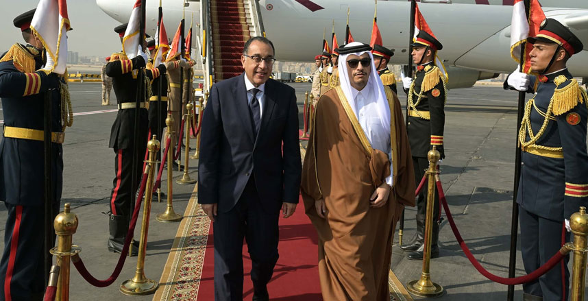 رئيس الوزراء يستقبل نظيره القطري بمطار القاهرة الدولي