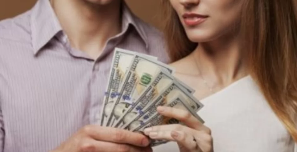 الإفتاء تبين مدى أحقية الزوج في الحصول على شيء من مال زوجته