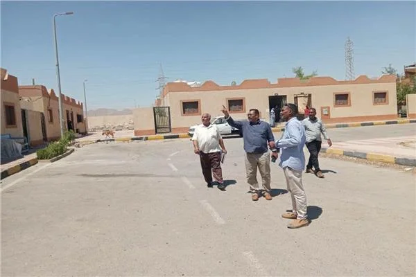  رئيس مدينة سفاجا يتفقد بلوكات حي الروضة بديل العشوائيات بــ«زرزارة» 