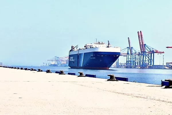 الاقتصادية ترصد نشاط ملحوظ بمينائى شرق وغرب بورسعيد