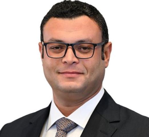 وزير الإسكان يتابع مشروعات الطرق والكهرباء بالقاهرة الجديدة 