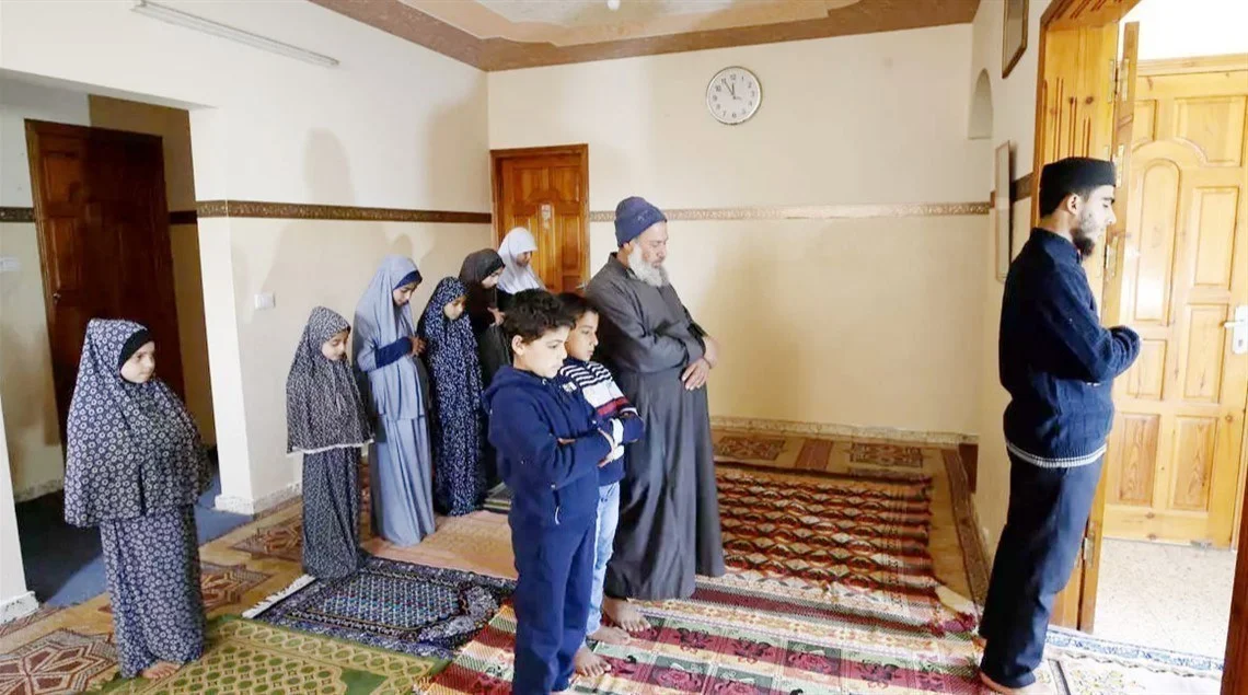 مسؤولية الرجل عن صلاة أهل بيته من زوجة وأولاد
