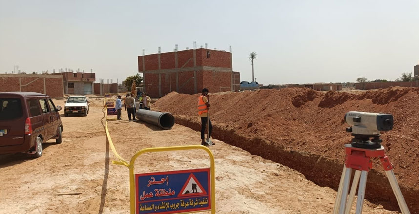 وزير الإسكان: دفع العمل بالطرق والمرافق بالأراضي المضافة لمدينتي سفنكس والشروق