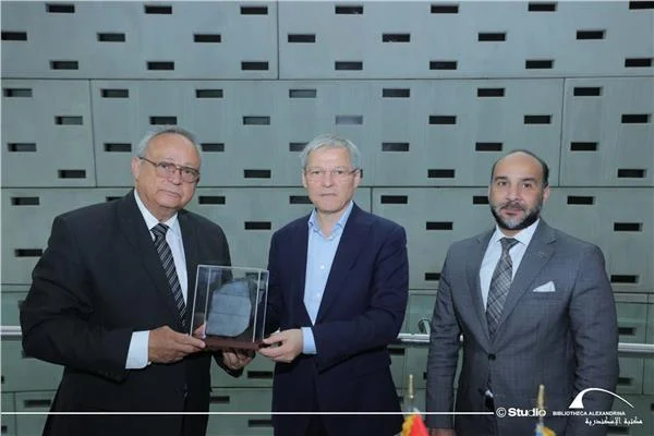 مستشار الرئيس الروماني يزور مكتبة الإسكندرية