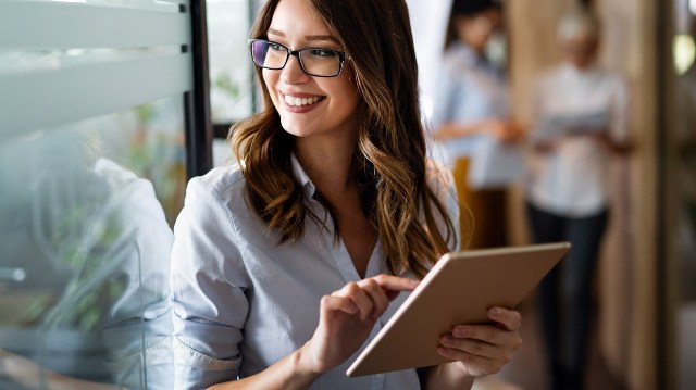 كيف تفرضين احترامك دون أن تتخلي عن أنوثتك؟