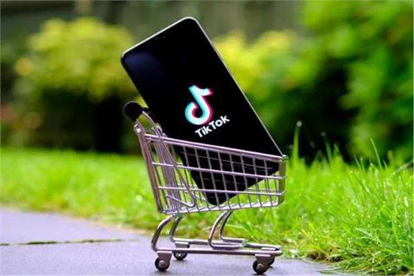 ثورة التجارة الإلكترونية.. تيك توك تطلق مساعداً ذكياً للتسوق 