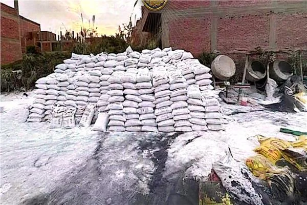 ضبط 850 طنًا من الأسمدة والمبيدات المغشوشة داخل مصنعين بالخانكة 