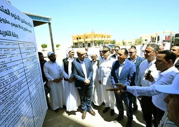 رئيس الوزراء يتفقد سير العمل بأحد مطاحن الدقيق بالمحافظة