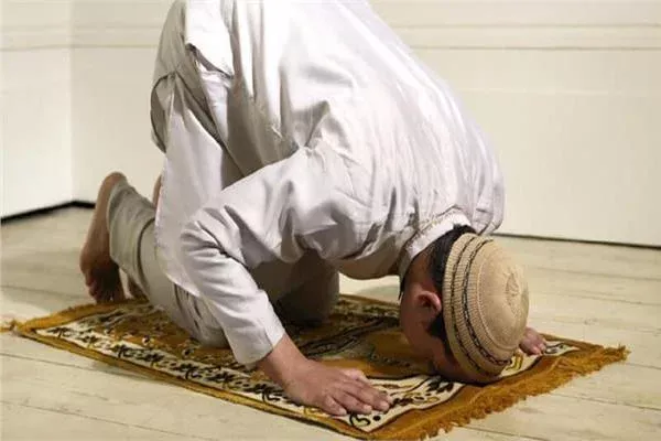 ما حكم قضاء الصلوات الفائتة لسنين طويلة؟ الإفتاء تجيب