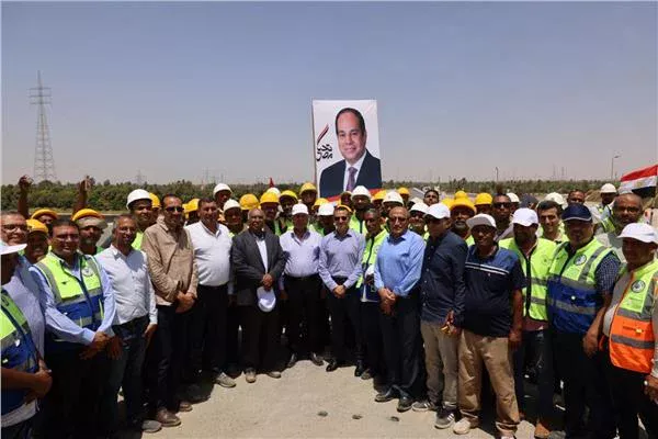 وزير النقل يكافئ المهندسين والعاملين بمحور دراو في أسوان