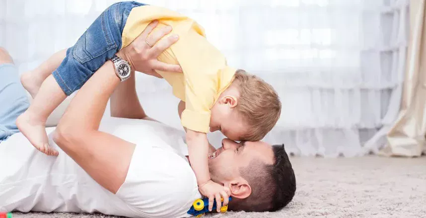 أسباب تعلق طفلك بوالده على حسابك
