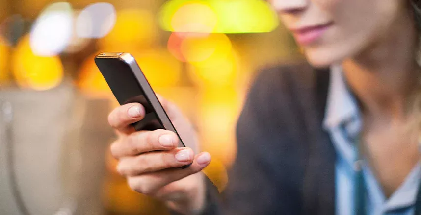 اتيكيت استخدام الهاتف بشكل مهذب في الأماكن العامة