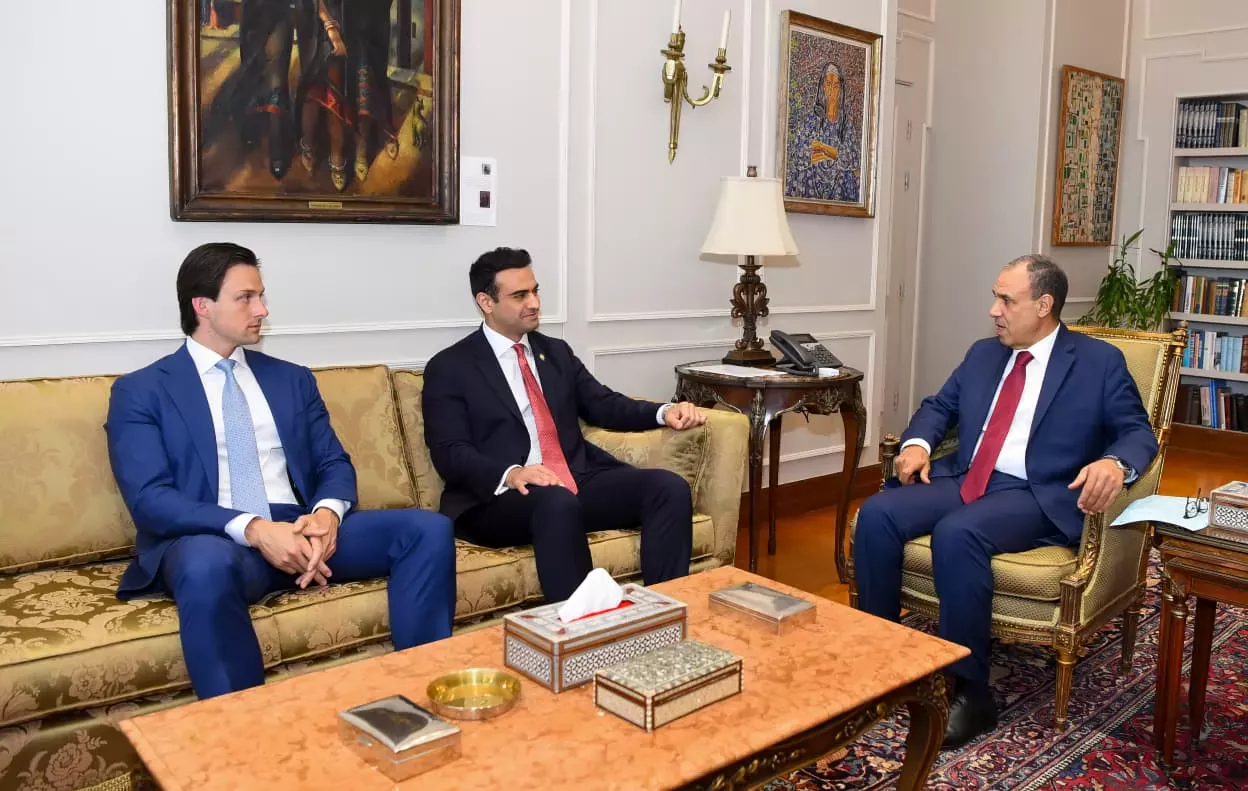 وزير الخارجية يلتقي عضو لجنة الخدمات العسكرية بالكونجرس الأمريكي