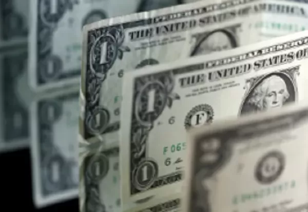 الدولار يهبط مع تفاؤل الأسواق بشأن مضيق هرمز