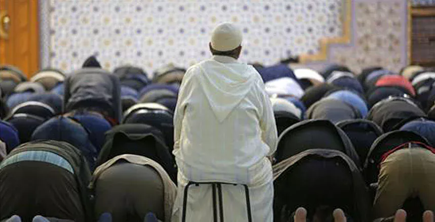 حكم تصحيح القراءة للإمام أثناء الصلاة