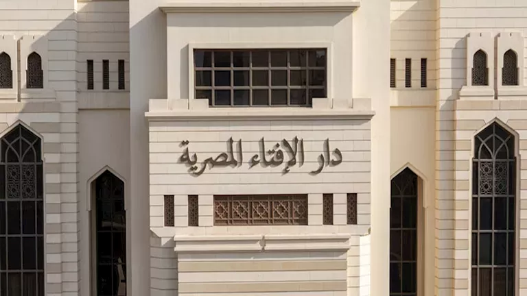 ما حكم قيام أهل امرأة بتوزيع مالها بين ورثتها لكبر سنها؟